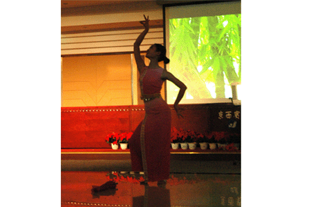 戰(zhàn)地文工團前往濟南慰問演出獲得圓滿成功