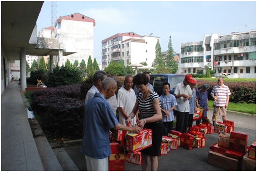 仁和集團端午節前走訪慰問福利院